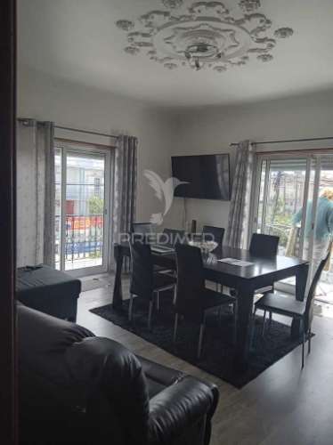 Moradia geminada t6 mais uma loja em pinhal de frades