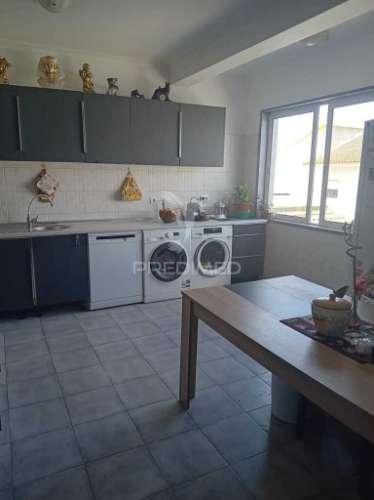 Moradia geminada t6 mais uma loja em pinhal de frades