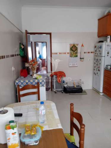 Moradia geminada t6 mais uma loja em pinhal de frades