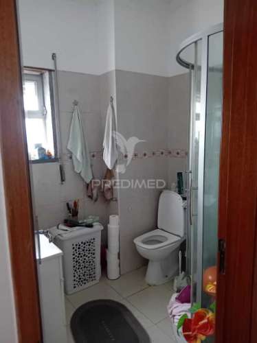 Moradia geminada t6 mais uma loja em pinhal de frades