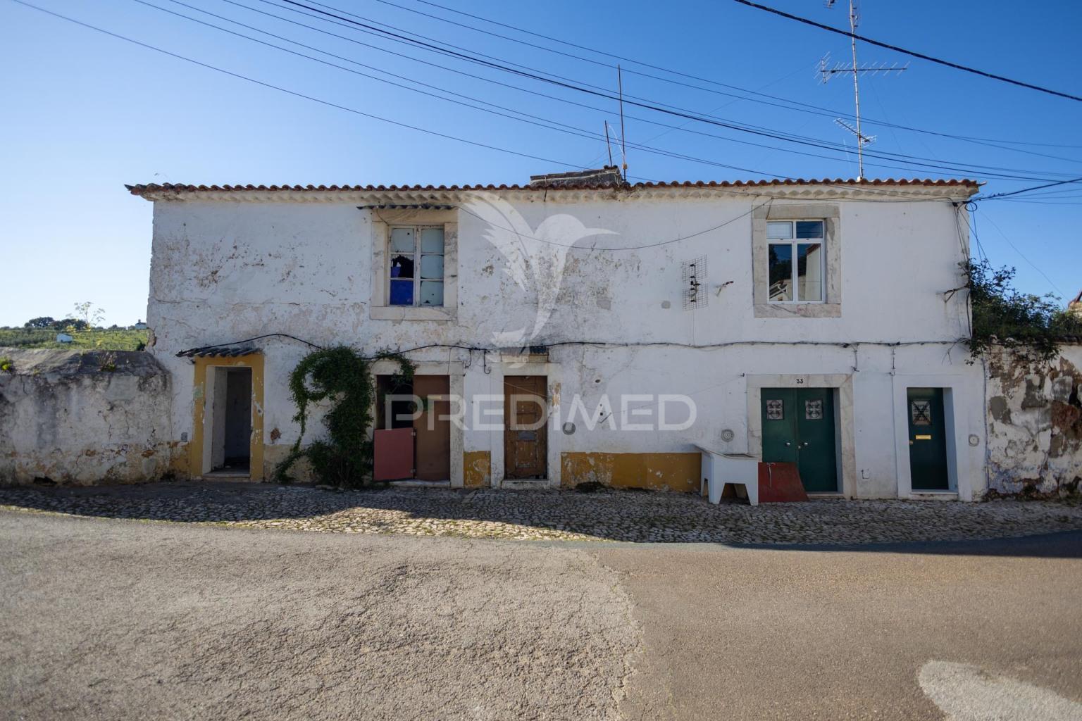 Prédio t5 com quintal, para remodelação em vila viçosa