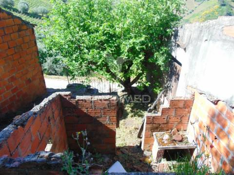 Conjunto de 2 casas de campo p/recuperar em vila real