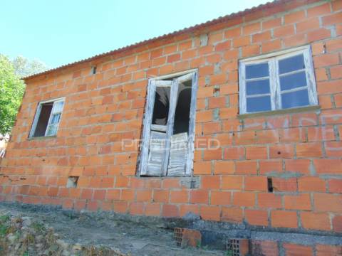 Conjunto de 2 casas de campo p/recuperar em vila real