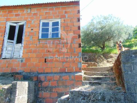 Conjunto de 2 casas de campo p/recuperar em vila real
