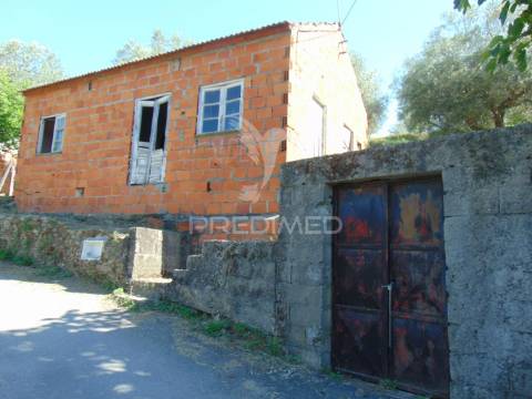 Conjunto de 2 casas de campo p/recuperar em vila real