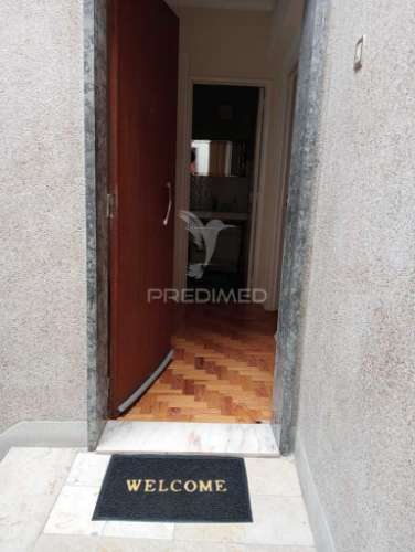 Apartamento t2 mobilado e equipado, com 2 frentes, marquise e varanda com vista rio.