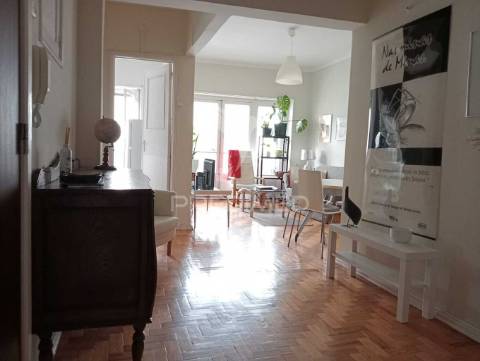 Apartamento t2 mobilado e equipado, com 2 frentes, marquise e varanda com vista rio.