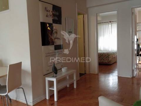 Apartamento t2 mobilado e equipado, com 2 frentes, marquise e varanda com vista rio.