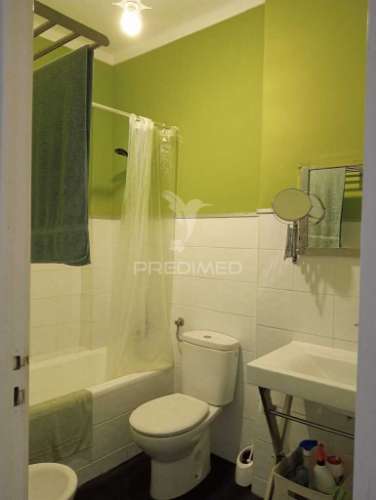 Apartamento t2 mobilado e equipado, com 2 frentes, marquise e varanda com vista rio.