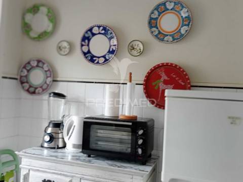 Apartamento t2 mobilado e equipado, com 2 frentes, marquise e varanda com vista rio.