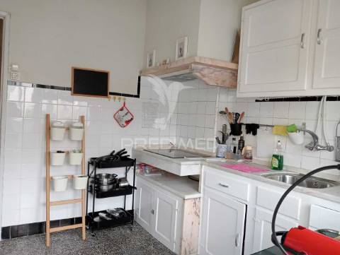 Apartamento t2 mobilado e equipado, com 2 frentes, marquise e varanda com vista rio.