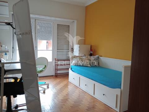 Apartamento t2 mobilado e equipado, com 2 frentes, marquise e varanda com vista rio.