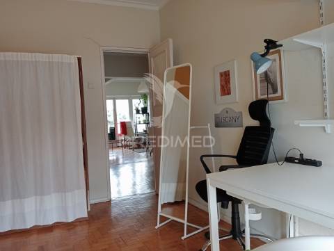 Apartamento t2 mobilado e equipado, com 2 frentes, marquise e varanda com vista rio.