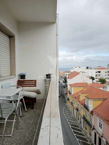 Apartamento t2 mobilado e equipado, com 2 frentes, marquise e varanda com vista rio.