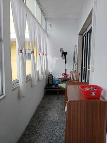 Apartamento t2 mobilado e equipado, com 2 frentes, marquise e varanda com vista rio.