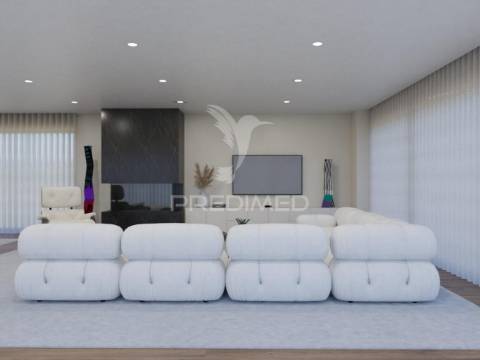 Moradia com acabamentos de luxo, jardim e piscina