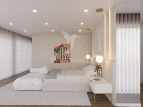 Moradia com acabamentos de luxo, jardim e piscina