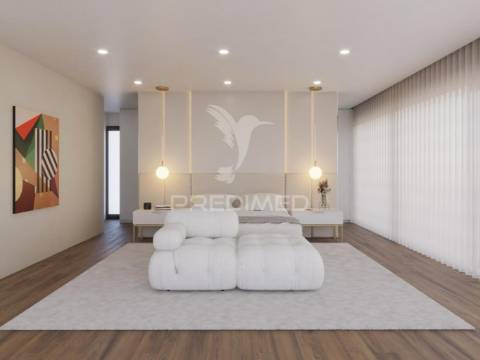 Moradia com acabamentos de luxo, jardim e piscina