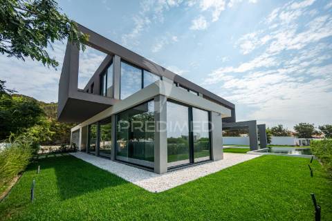 Moradia com acabamentos de luxo, jardim e piscina