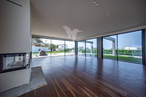 Moradia com acabamentos de luxo, jardim e piscina