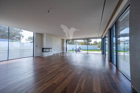 Moradia com acabamentos de luxo, jardim e piscina