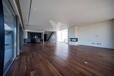 Moradia com acabamentos de luxo, jardim e piscina