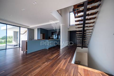 Moradia com acabamentos de luxo, jardim e piscina