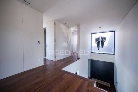 Moradia com acabamentos de luxo, jardim e piscina