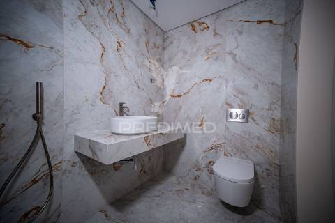 Moradia com acabamentos de luxo, jardim e piscina