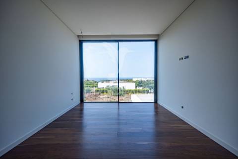 Moradia com acabamentos de luxo, jardim e piscina