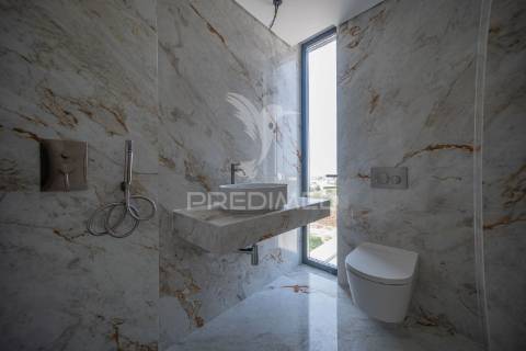 Moradia com acabamentos de luxo, jardim e piscina