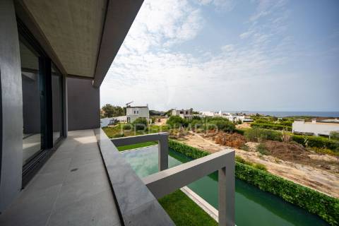 Moradia com acabamentos de luxo, jardim e piscina