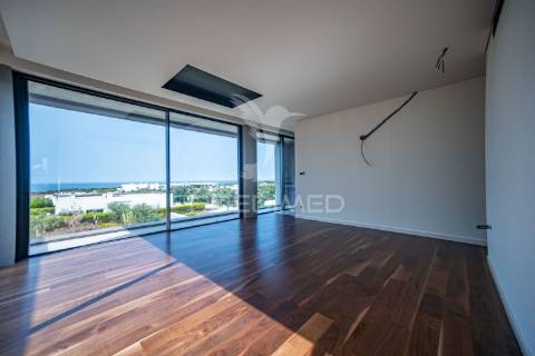 Moradia com acabamentos de luxo, jardim e piscina