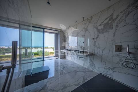 Moradia com acabamentos de luxo, jardim e piscina