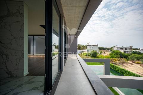 Moradia com acabamentos de luxo, jardim e piscina