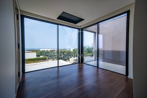 Moradia com acabamentos de luxo, jardim e piscina