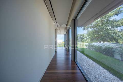 Moradia com acabamentos de luxo, jardim e piscina