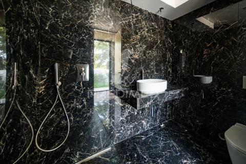 Moradia com acabamentos de luxo, jardim e piscina