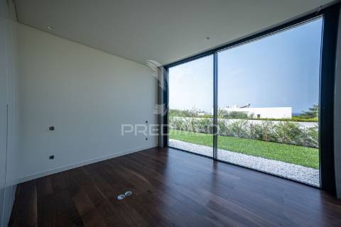 Moradia com acabamentos de luxo, jardim e piscina