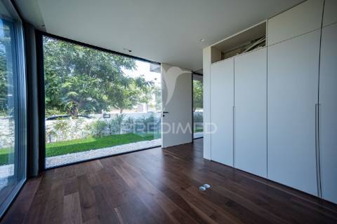 Moradia com acabamentos de luxo, jardim e piscina