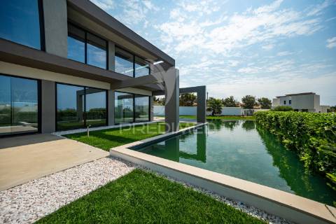 Moradia com acabamentos de luxo, jardim e piscina