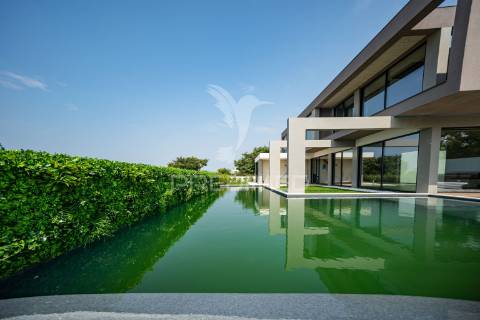 Moradia com acabamentos de luxo, jardim e piscina