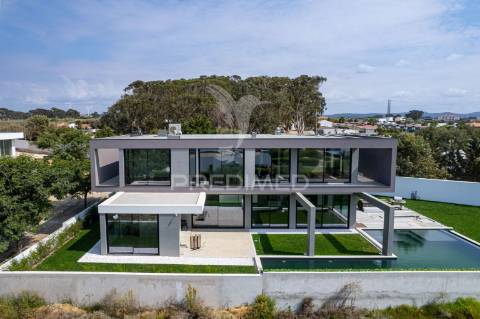 Moradia com acabamentos de luxo, jardim e piscina