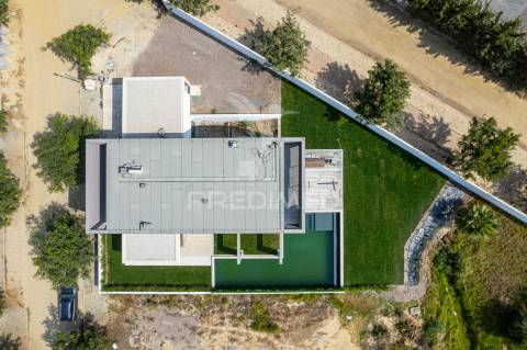 Moradia com acabamentos de luxo, jardim e piscina