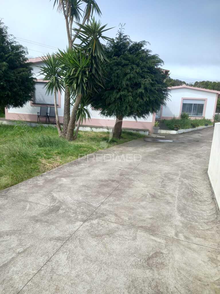 Casa térrea com excelente espaço exterior – 3 quartos