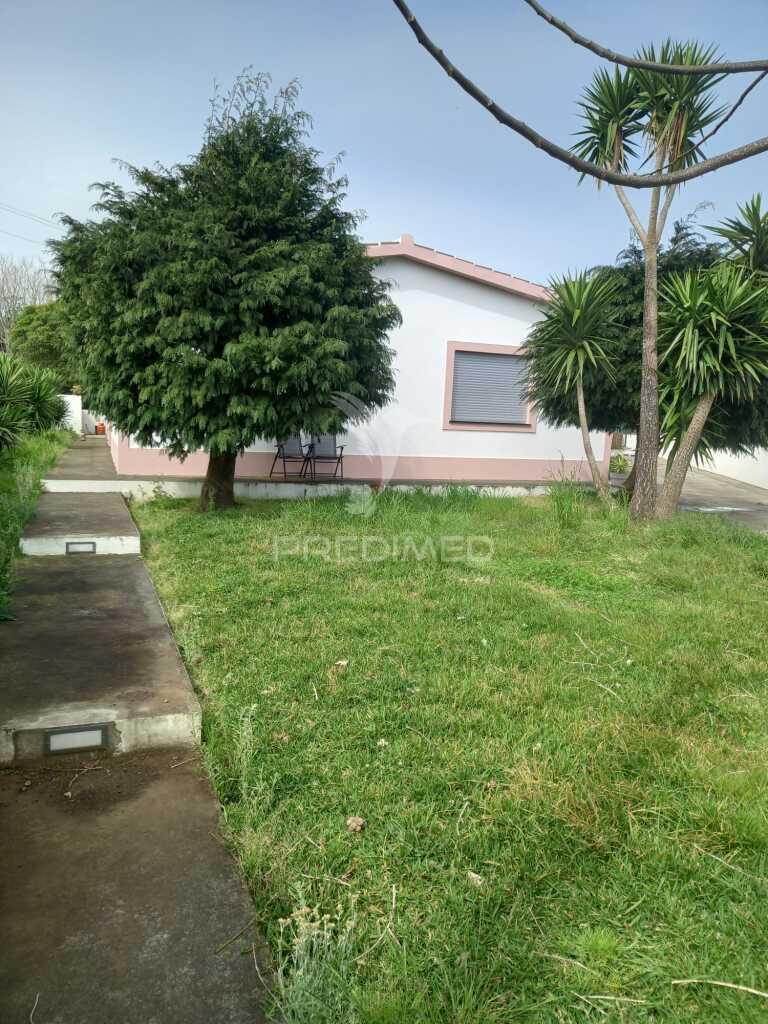 Casa térrea com excelente espaço exterior – 3 quartos
