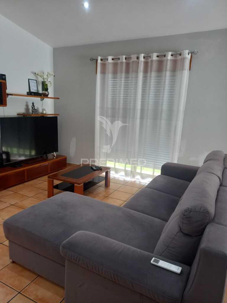 Casa térrea com excelente espaço exterior – 3 quartos