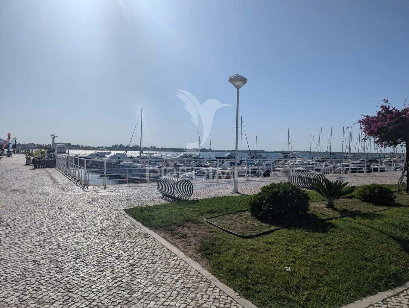 Apartamento t1 em edifício pombalino, centro, vista rio.