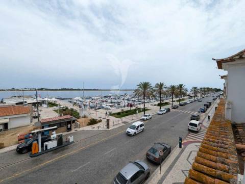 Apartamento t1 em edifício pombalino, centro, vista rio.