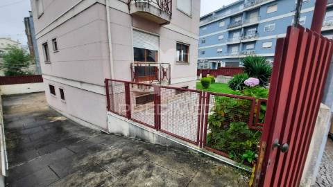 Apartamento t1+1 com garagem / armazém - gondomar